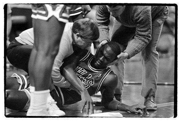 赛季报销，乔丹“热爱比赛条款”成管理层定时*弹炸**｜《乔丹传》