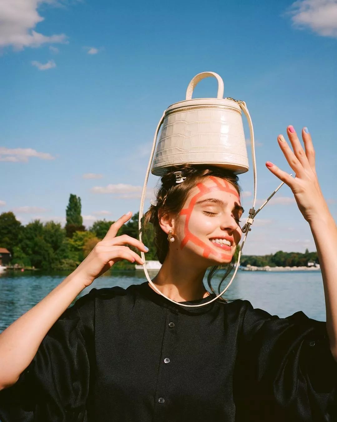 春天适合什么颜色包包,春天背什么颜色的包包