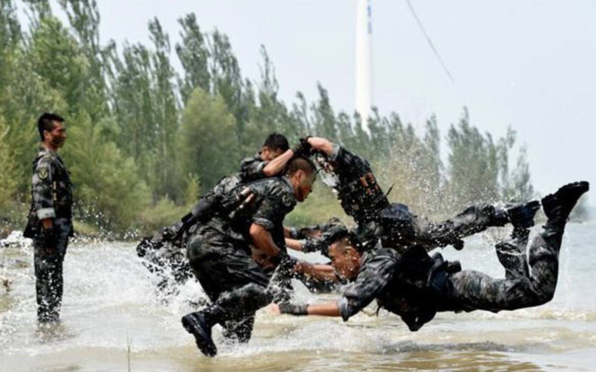 看看特种部队的“魔鬼周”：接力传*药炸**，开枪射队友，真不怕死呀