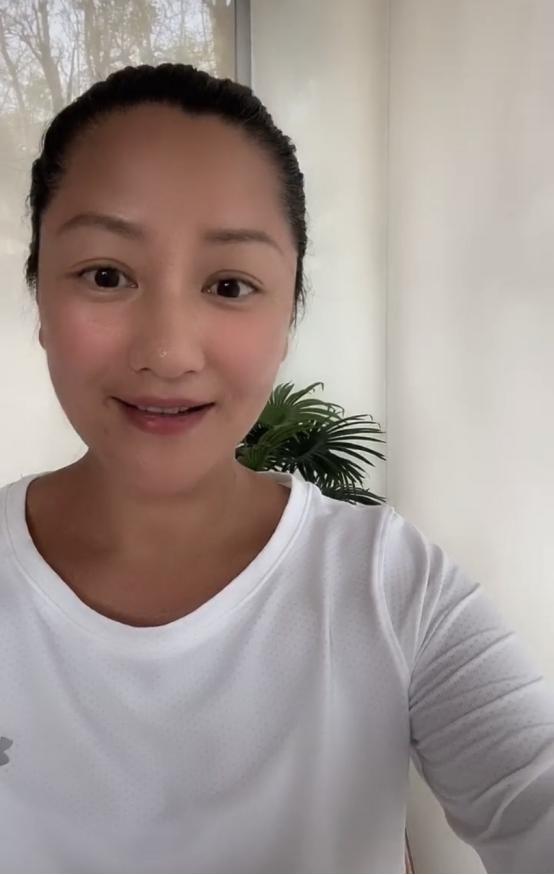 瞿颖真是太会保养了，48岁的年纪皮肤状态似少女，谁看了不羡慕