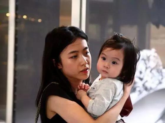 甘比早期龅牙凸嘴,龅牙甘比逆袭香港女首富