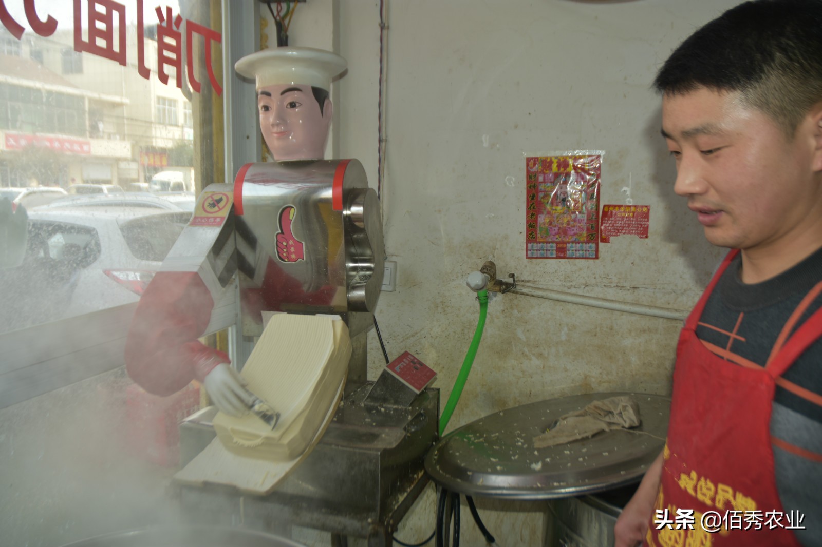 小伙为了赚钱开面馆,农村小伙机器人