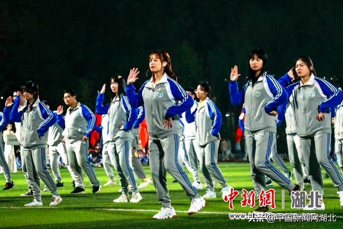 武汉千人广场舞,活力四射武汉高校举行广场舞比赛