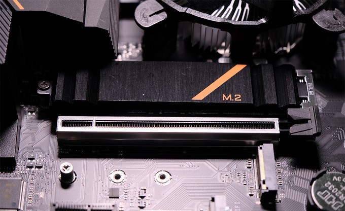 我给我老婆配了一台他们单位最好的电脑，让她再也没有理由划水