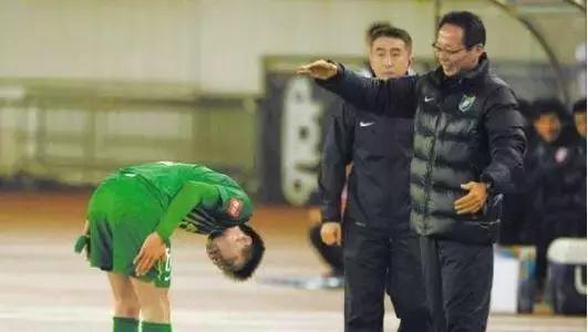 日本男足4-1日本主教练,日本男足主帅评价中国男足