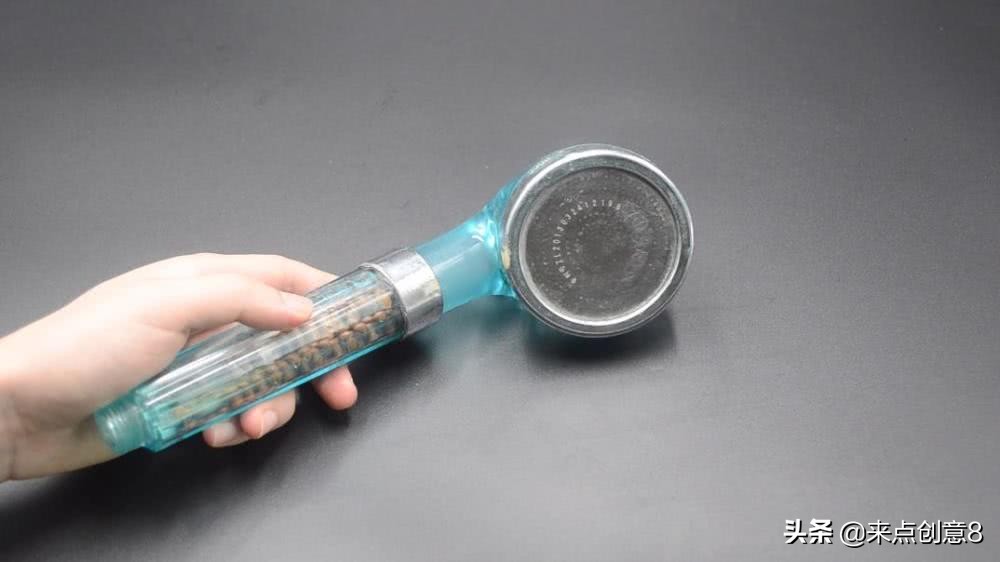 把牙膏涂抹在淋浴喷头上,把牙膏挤到喷水壶里