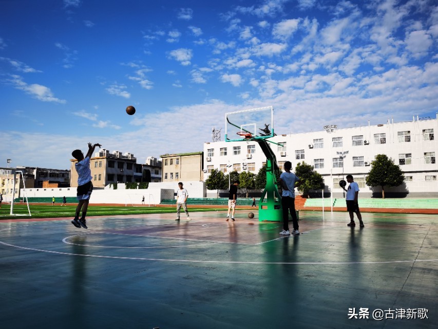 秋日暖阳运动场上活力四射,金秋十月秋高气爽运动健儿展风采