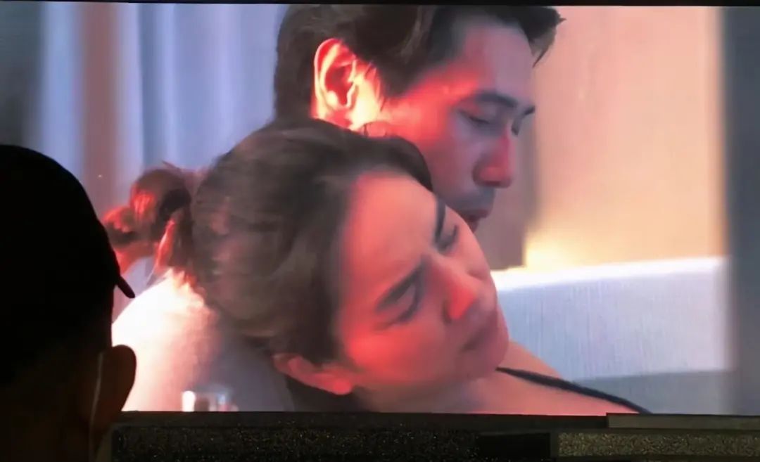 ella直播生娃够奇葩,ella被曝水中分娩