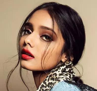 美宝莲和玛丽黛佳定妆粉哪个更好,美宝莲和玛丽黛佳口红哪个好