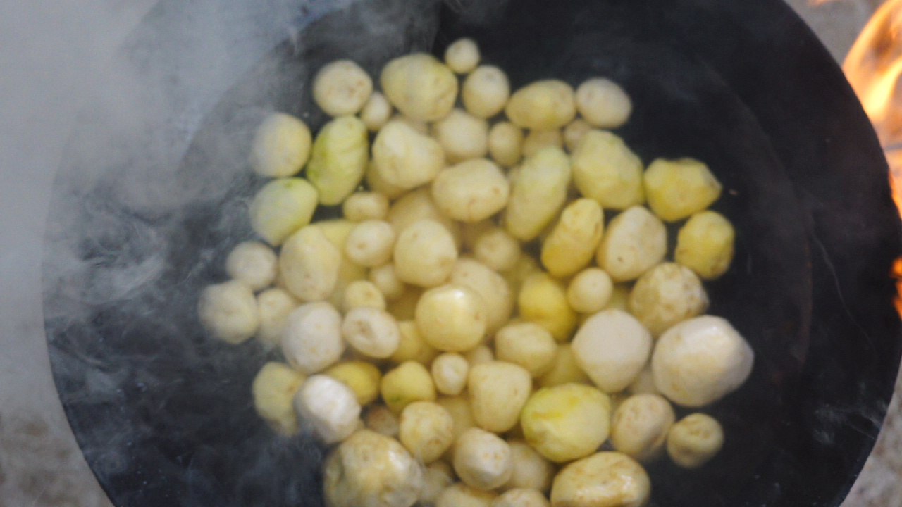 恩施炕洋芋的视频,恩施炕土豆特产视频