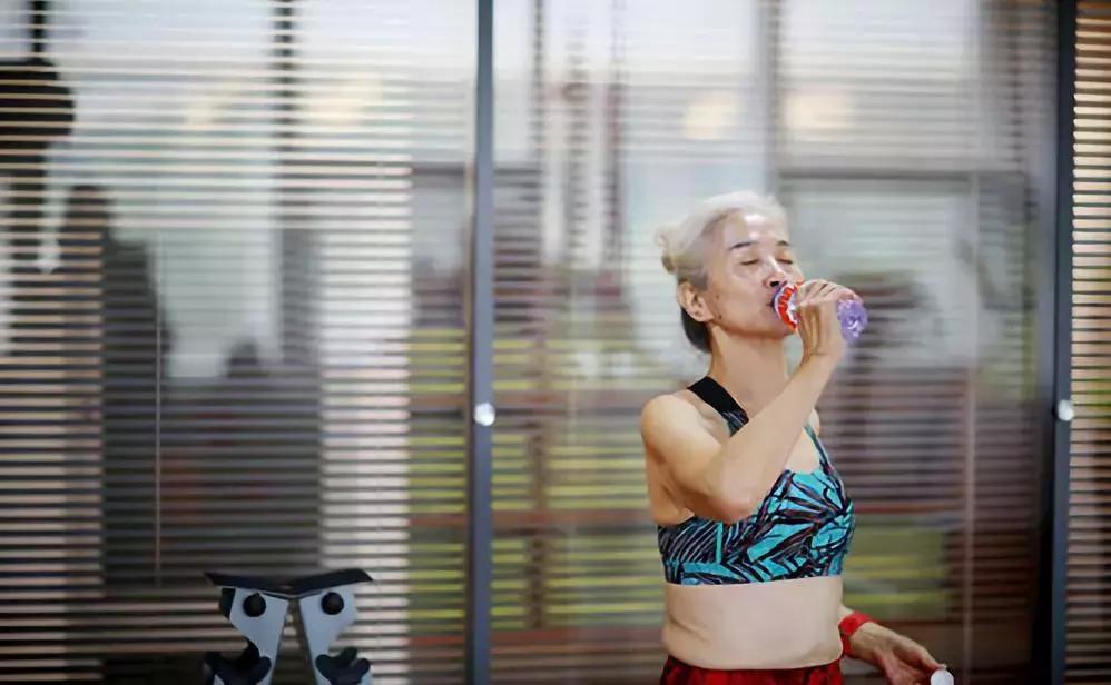 73岁奶奶因病零基础开始健身,73岁白发奶奶坚持健身13年