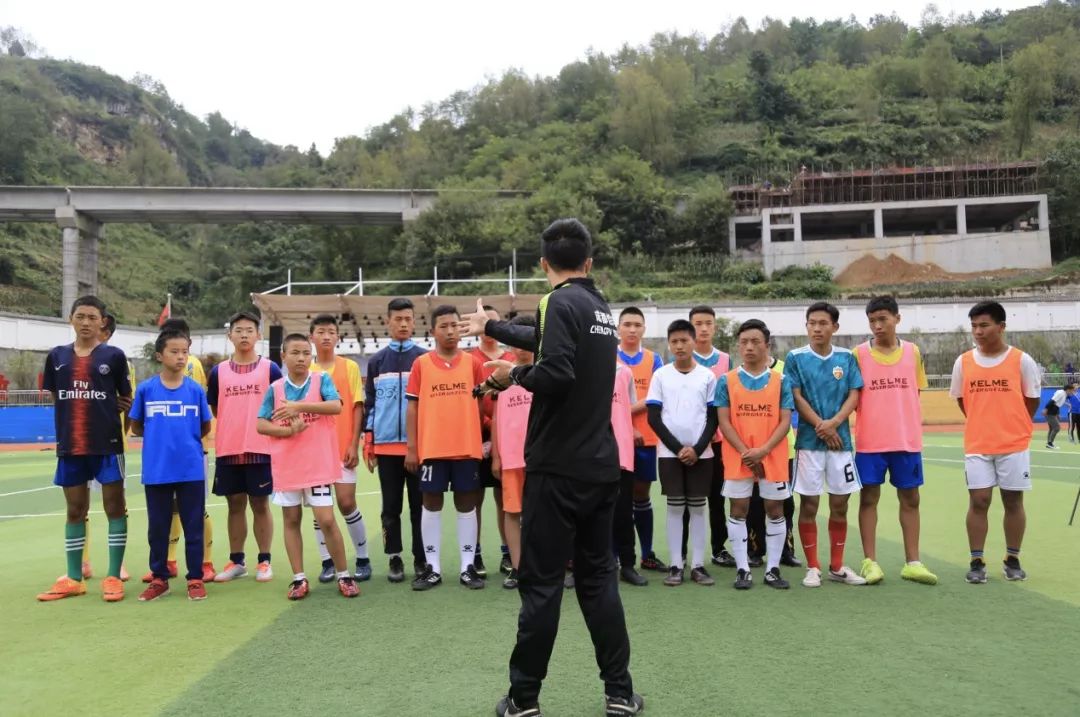 足球公益行动贫困山区小学,爱心足球慈善公益行走进乡村小学