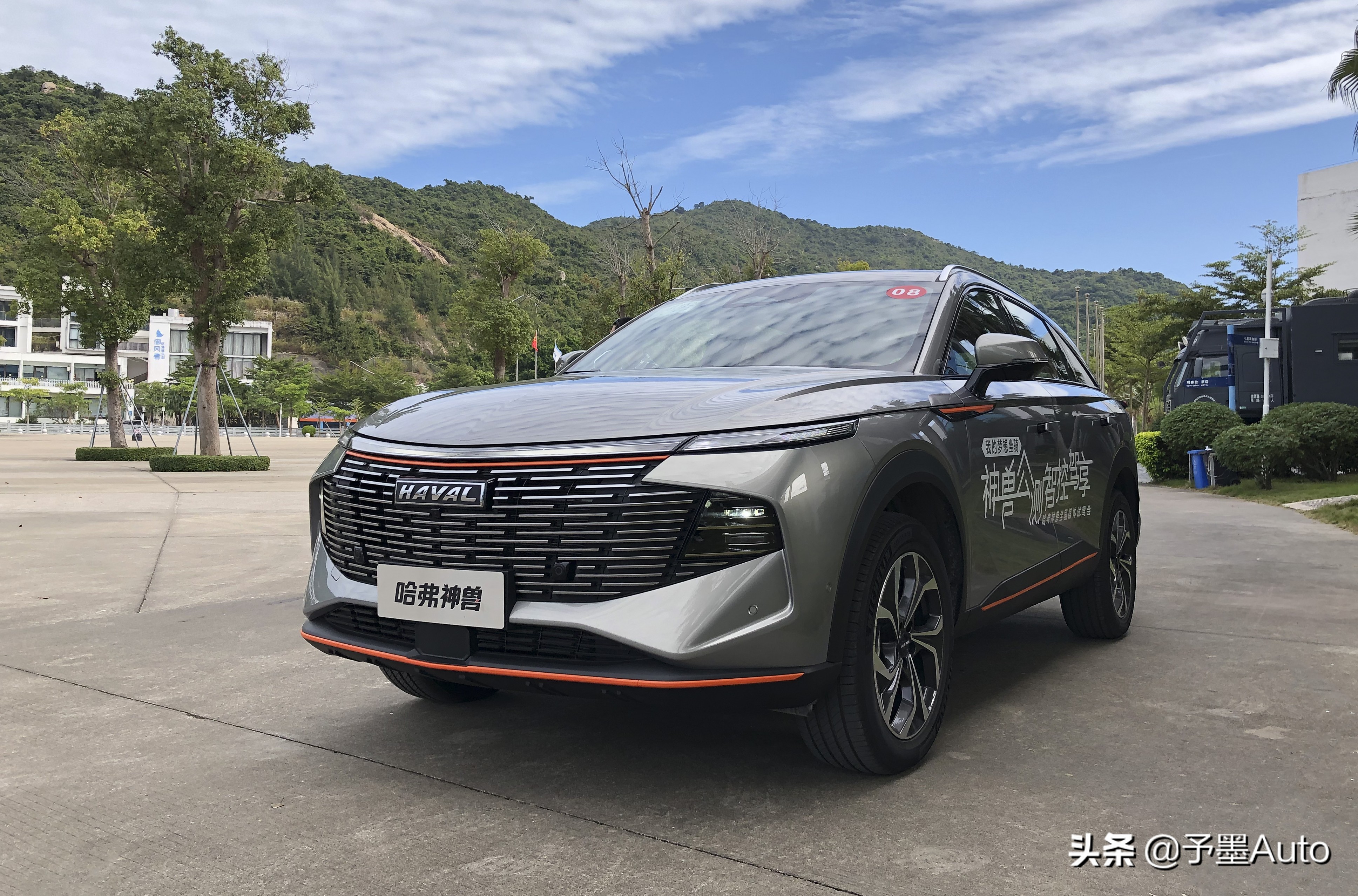 哈弗与神兽共舞,和神兽亲密互动视频