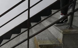 深蹲膝盖不能超过脚尖正确吗,深蹲膝盖要不要超过脚尖