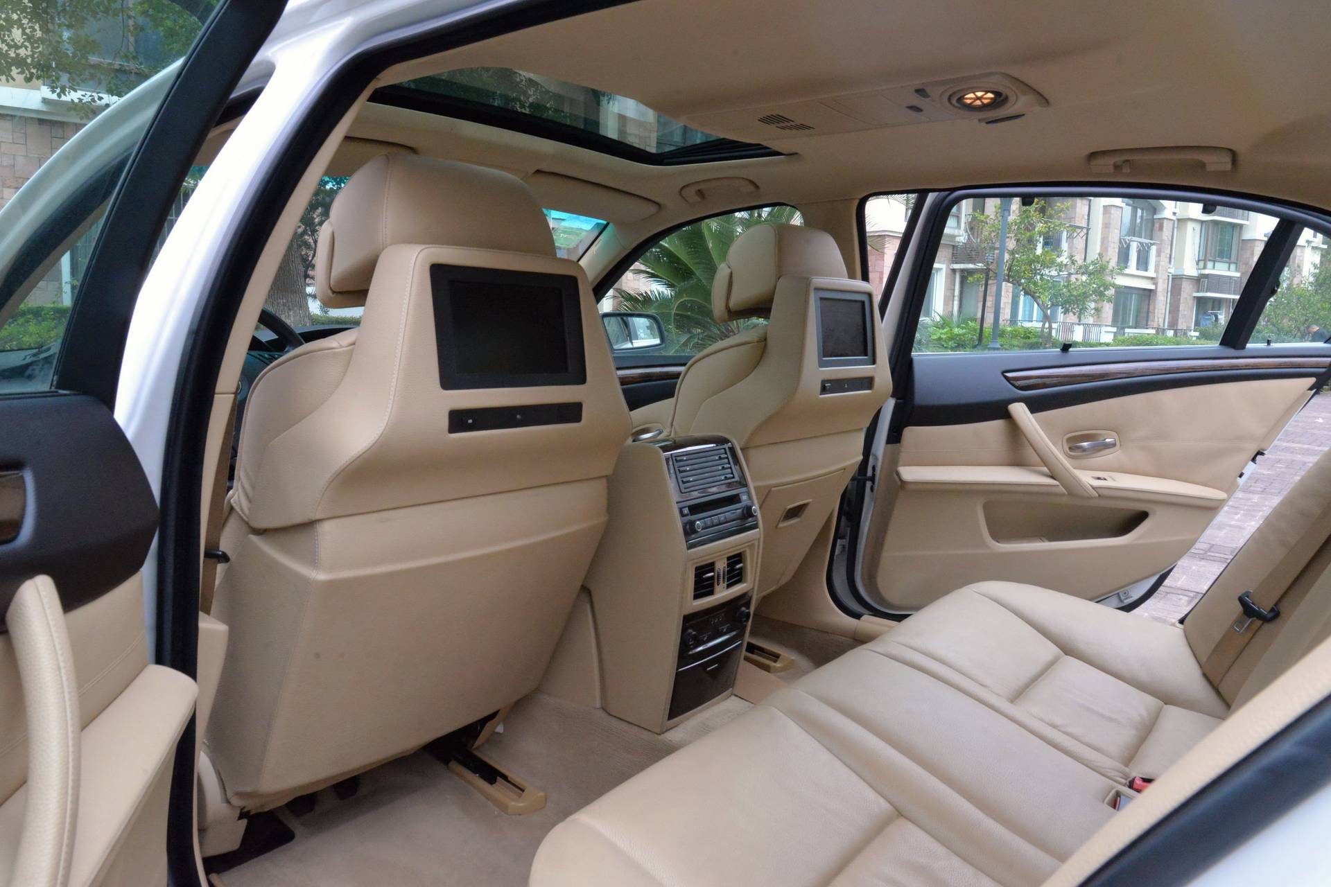 11万出头宝马5系，有电视带冰箱，顺丰小哥难自拔「路试笔记」