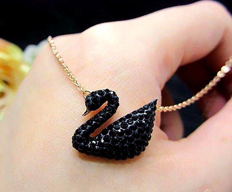 你的朋友圈被这只红天鹅刷屏了吗？来看施华洛世奇新年系列红天鹅