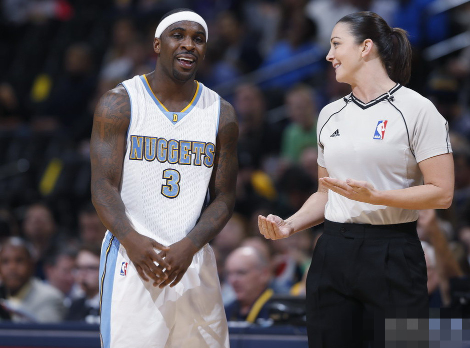 NBA美女裁判场上遇“尴尬”,黑人球员摸错部位,詹姆斯点名称赞