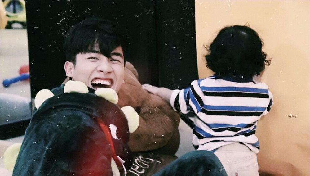 他泰男星和小朋友的治愈同框：BP一家三口关大爷画风不对