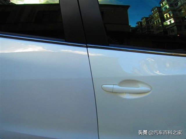 车喷漆完漆有颗粒,车辆喷漆有斑点