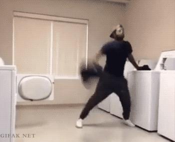 洗皱了的衣服不熨怎么弄平,把衣服熨皱了怎么办