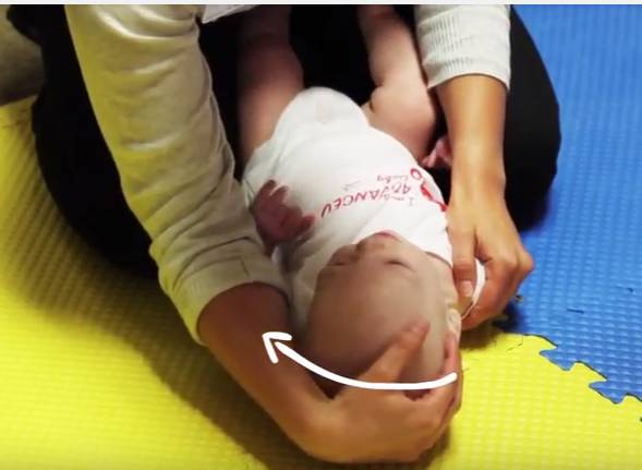 宝宝斜颈可以使用什么物理疗法,纠正宝宝斜颈最好的办法