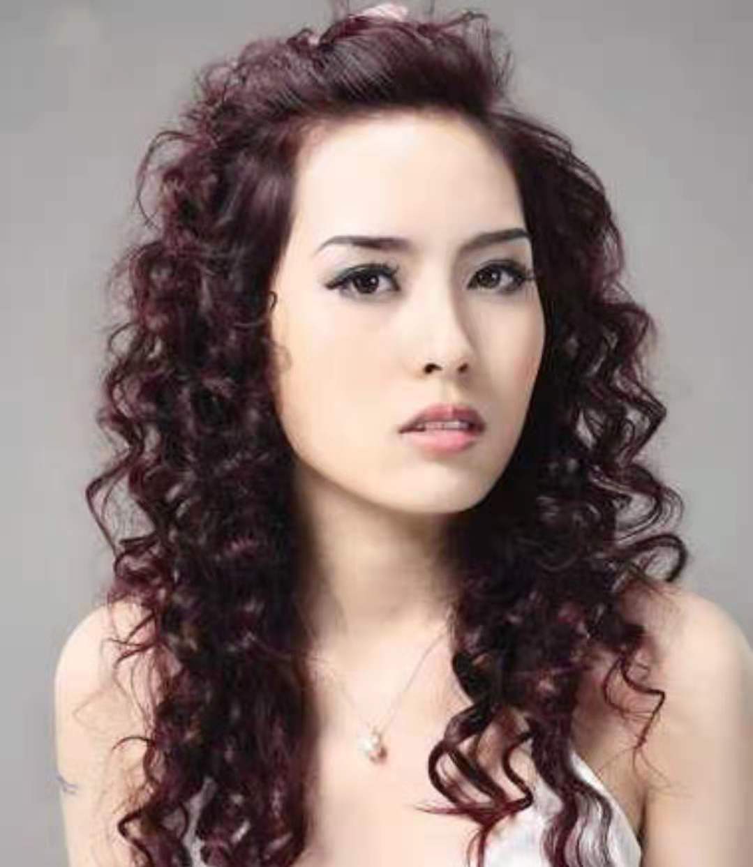 女人过了50岁发型首选烫小卷,50岁女人烫满头小卷