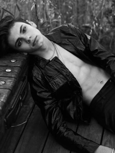 全球最撩超模！一双狐狸媚眼迷倒众生，爆红后却在乡下养鸡？