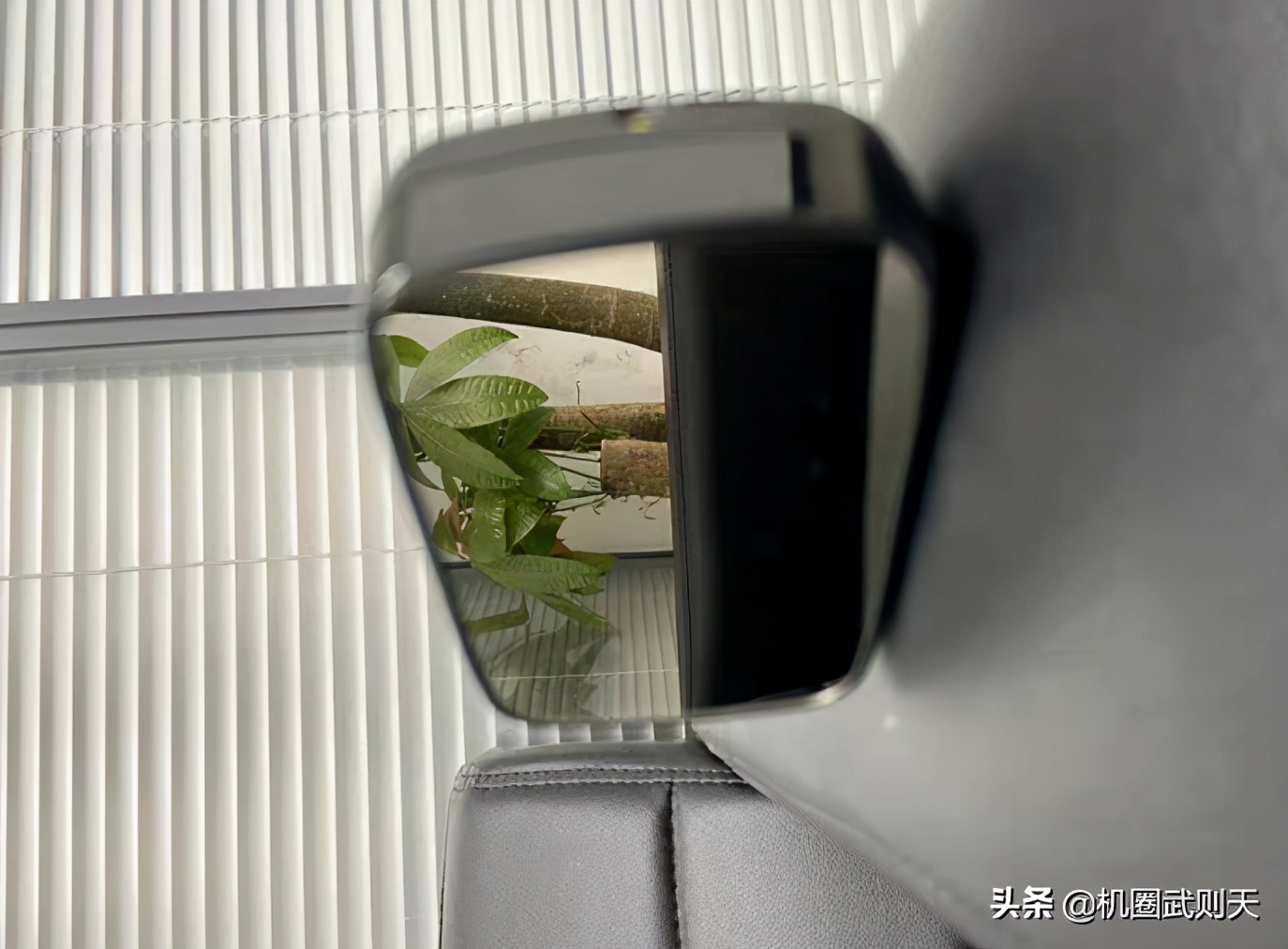 别再吹Airpods无敌，小米价耳机才真猛，显示电量还能照明