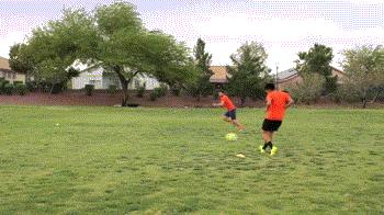 拿球怎么转身,踢球转身慢怎么训练