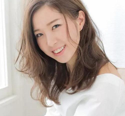 圆脸瘦脸方法学生党最快告别圆脸,大圆脸适合什么自己打理的发型