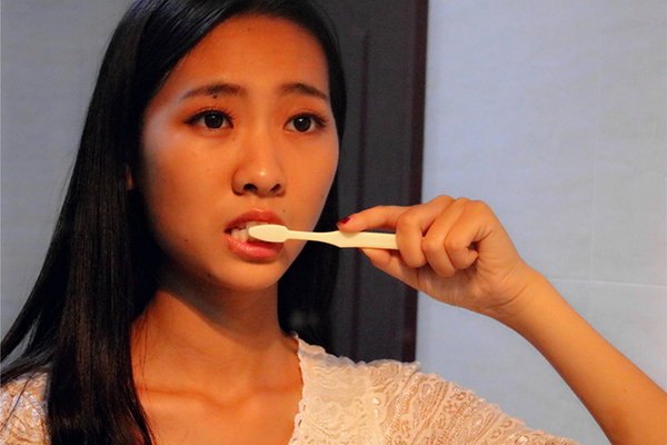 从牙齿缝里掏出很臭的东西怎么治,牙齿烂掉只剩牙根流血还臭怎么办