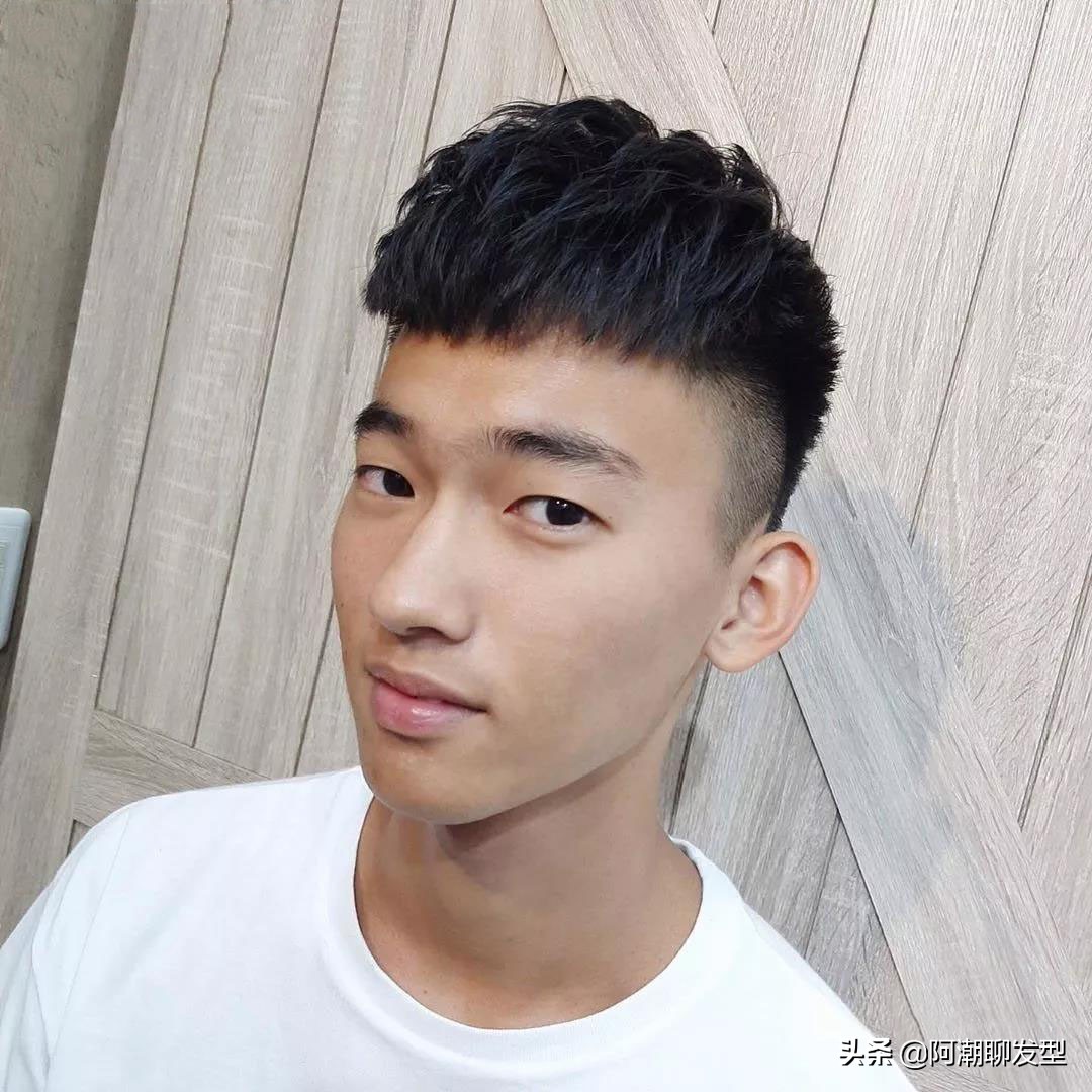 男生发型2020流行发型立着的,男生发型2020流行发型纹理烫教程