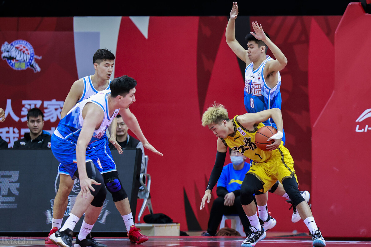 19岁小将投中超远三分绝杀,19岁小将16分钟惊艳全场