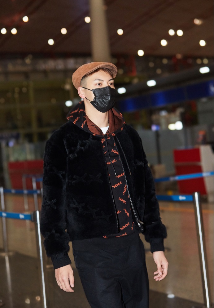 陈伟霆穿的束脚裤,陈伟霆黑裤子白鞋