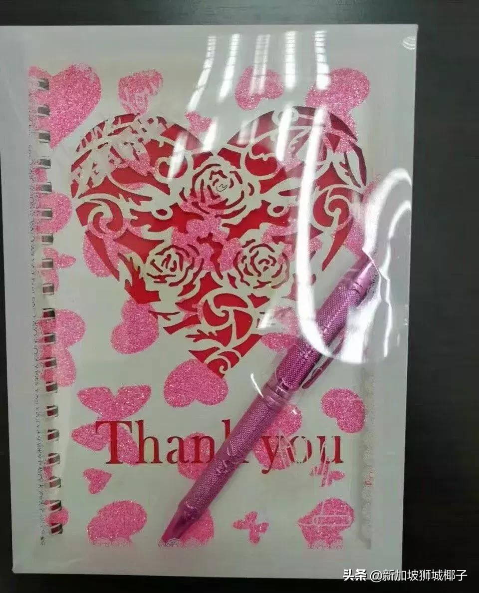 今天，看到新加坡老师收的礼物，家长集体沉默了...