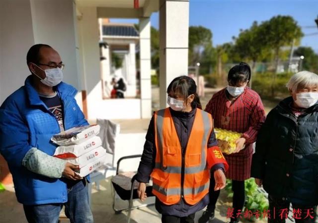 他们为全村代购，手写了满满几页清单