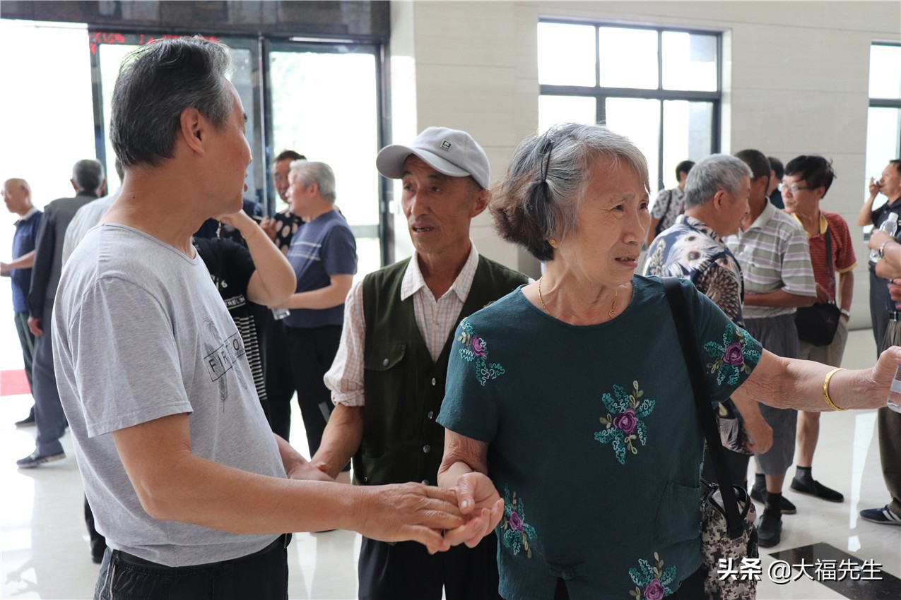 钢铁年代战友重逢,钢铁情怀