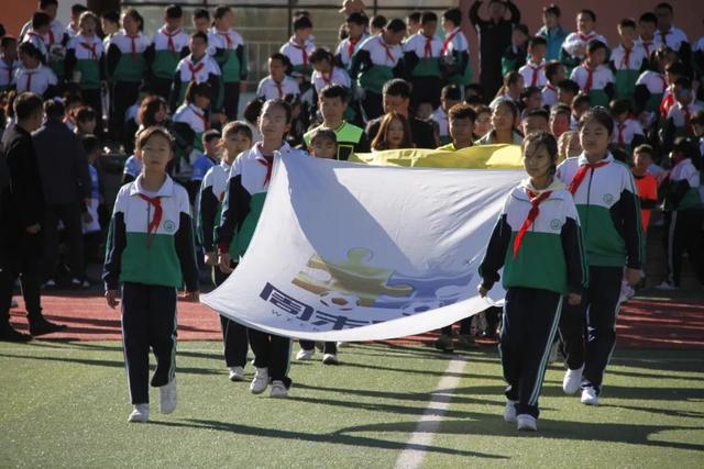 “少年花伞舞，悠扬骏马曲”助威“周末联赛”鄂尔多斯四赛区