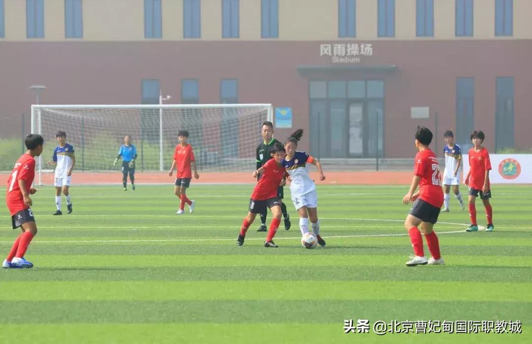 酷暑炎夏也挡不住球友打球的决心,足球绿茵场上的激情与梦想