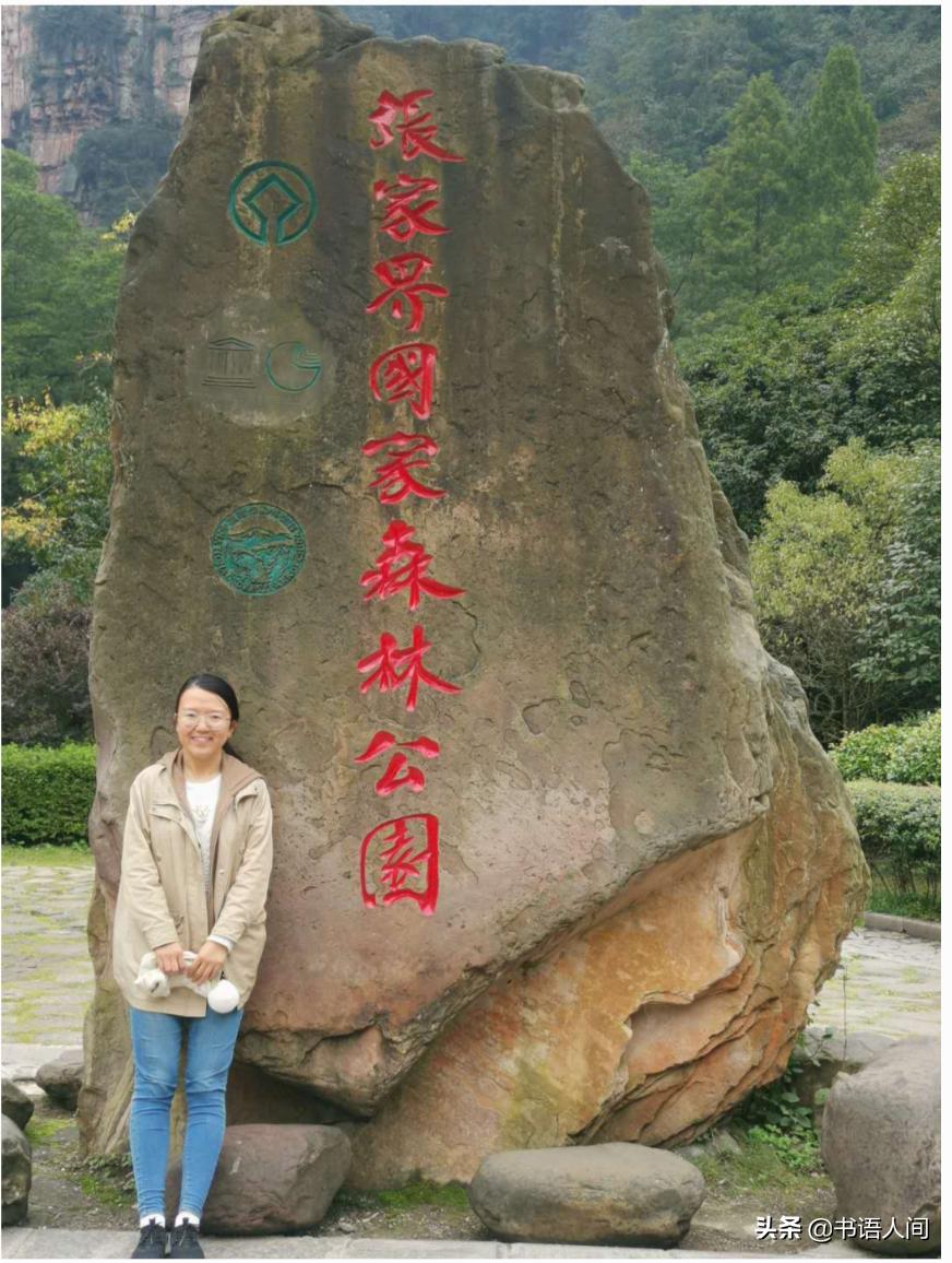 在山上被猴子追,张家界黄石寨的猴子抢东西视频