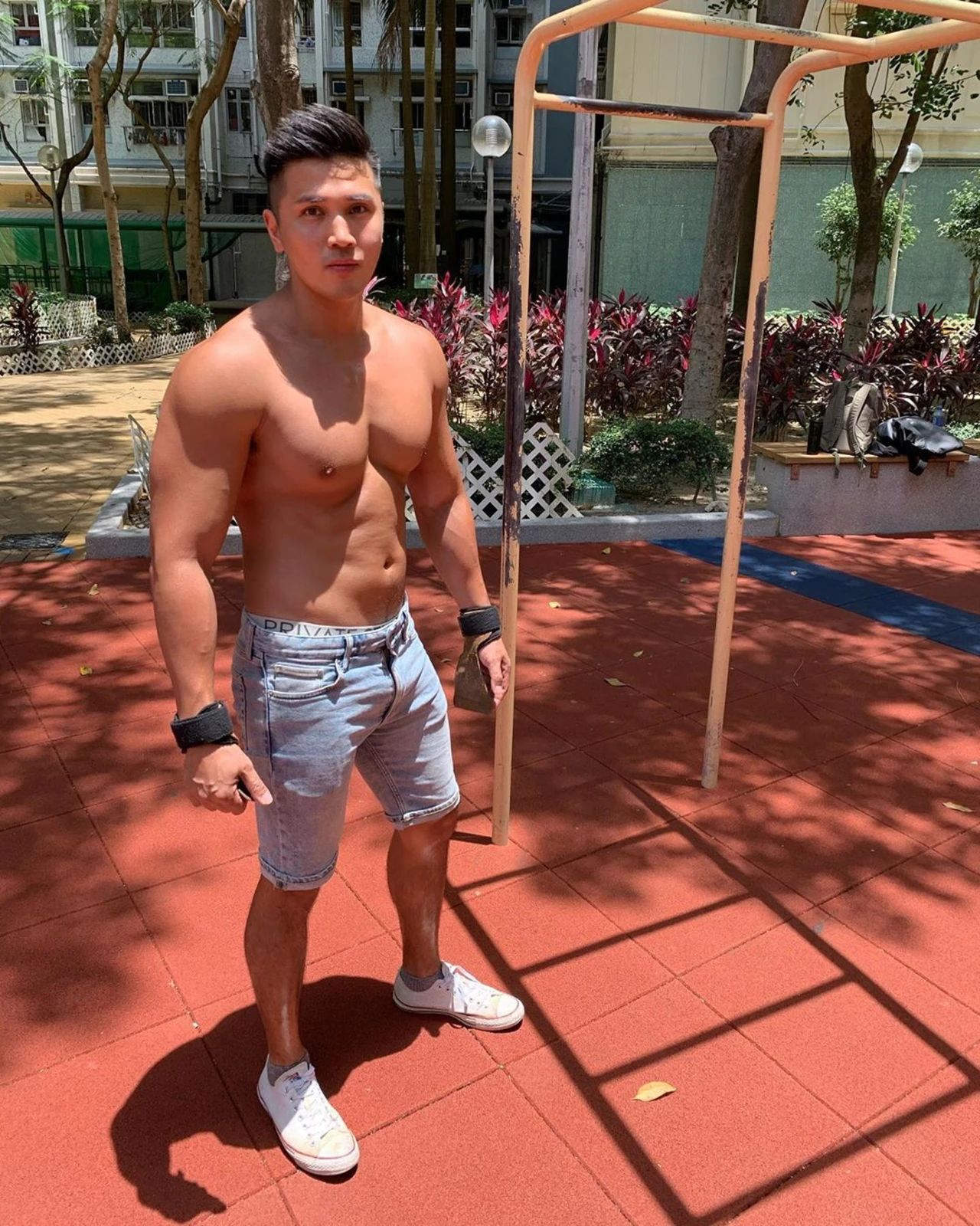 韩国帅哥晒胸肌恶搞,tvb男演员胸肌