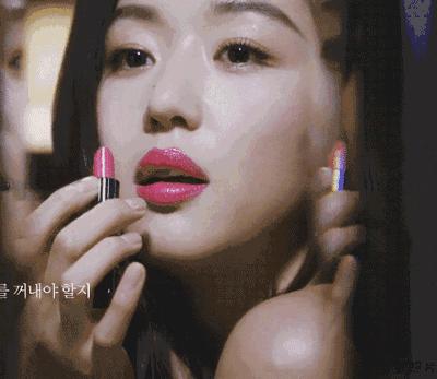 什么动作可以让男生心动,什么肢体动作让女生心动