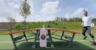 贝克汉姆和儿子秀球技,贝克汉姆跟孩子一起踢球