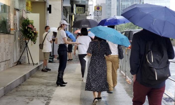 香港著名女星逆境下开奶茶店，亲自制作饮品，冒雨派发传单做宣传