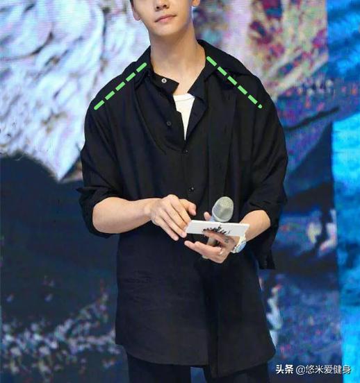 怎么通过穿衣矫正高低肩,如何练就一个好看的宽肩