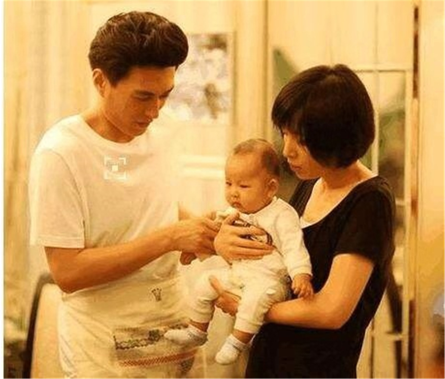 42岁李佳和靳东近照,李佳一婚