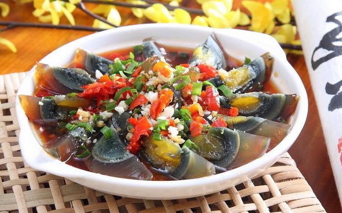 凉拌皮蛋怎么调调料,凉拌皮蛋煮熟有股腥味