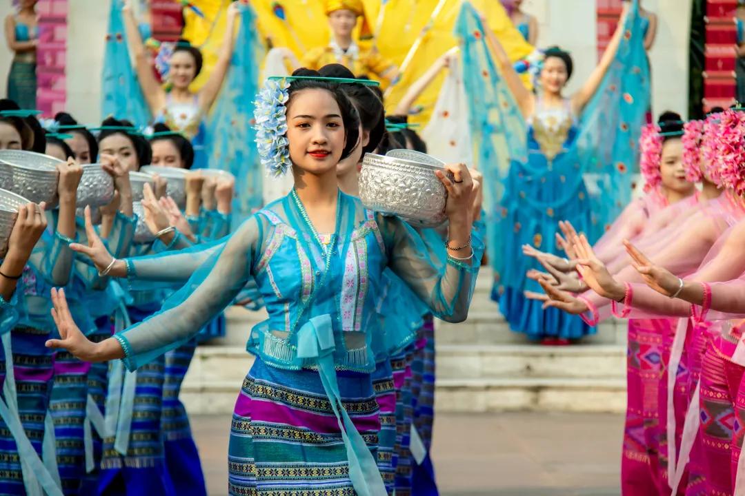 难忘的泼水节一年一度,一年一度的泼水节开始狂欢
