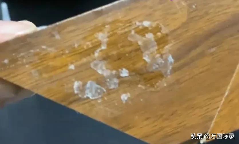 502胶水滴到家具上导致发白！用这3方法清理，完全不会掉漆