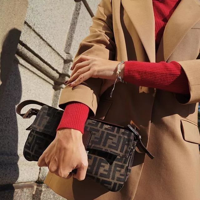 现在的00后都把FENDI当潮牌，连女朋友都要买腋下包
